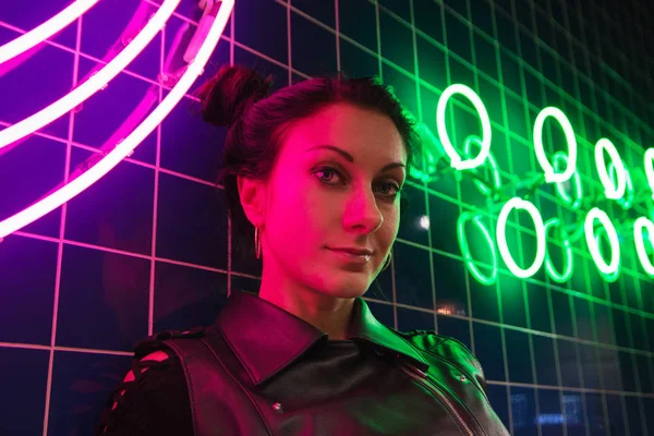 Kız ve neon ışıklarının sinematik gece portresi