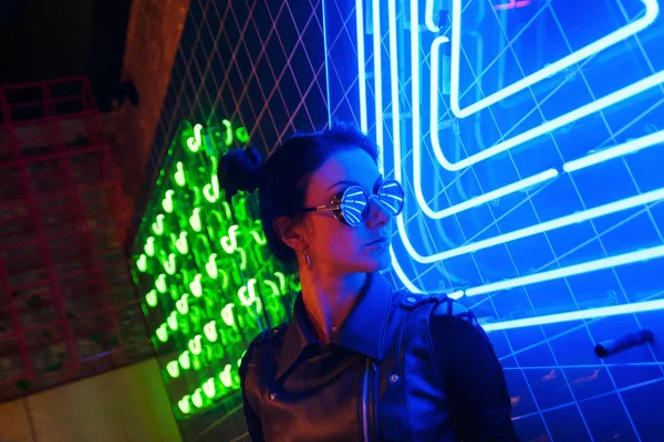 Kız ve neon ışıklarının sinematik gece portresi