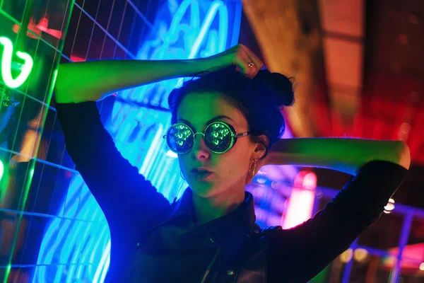 Kız ve neon ışıklarının sinematik gece portresi