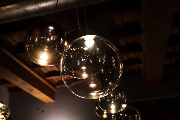 Лампочка и лампа Эдисона в современном стиле. теплое фото — стоковое фото