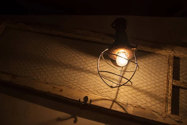 Lampadina e lampada in stile grunge. foto tono caldo — Foto Stock