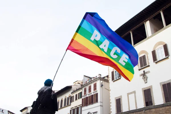 İtalya 'da Floransa caddesinde gösteri, gökkuşağı bayrağı