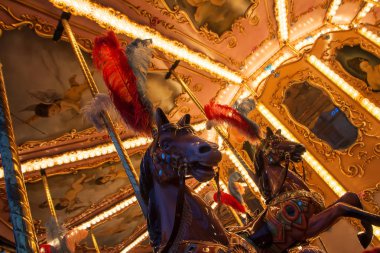 Geleneksel panayır atlıkarıncasında atlar. Atlı atlı karınca.