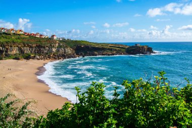 Ericeira Portekiz 'deki Sao Lourenco plajı.