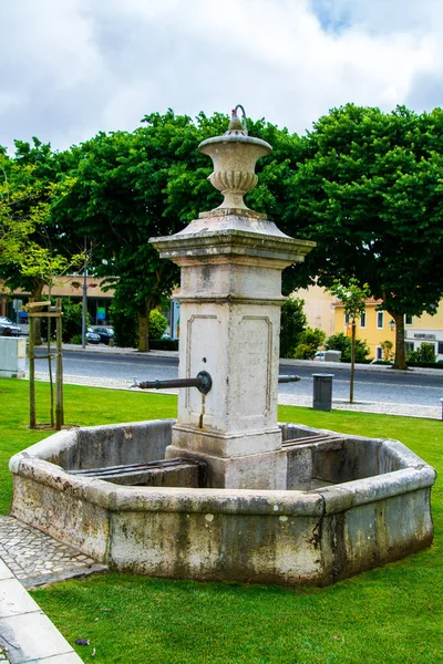 葡萄牙里斯本附近马夫拉村的老公共喷泉 — 图库照片