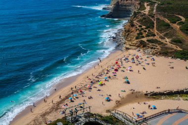 Ribeira de Ilhas plajı Ericeira köyünde. Ericeira, Portekiz. 
