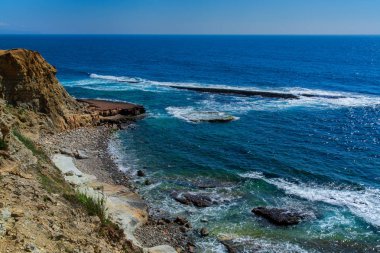 Ericeira köyünün arka kapısında sörf yapan bir yer. Ericeira, Portekiz. 