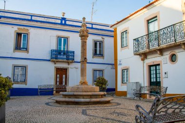 Ericeira Portekiz. 15 Temmuz 2018. Ericeira köy meydanında pelourinho görünümü. Ericeira, Portekiz. 