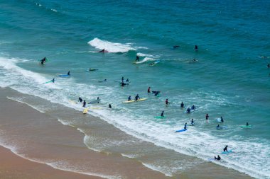 Ericeira Portekiz. 15 Temmuz 2018. Birçok sörfçü Foz do Lisandro beach Ericeira köyde. Ericeira, Portekiz. 