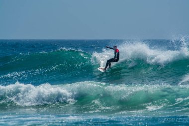 Ericeira Portekiz. 15 Temmuz 2018. Ribeira de Ilhas, Ericeira köyünde sörfçü. Ericeira, Portekiz. 