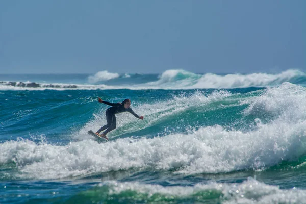 Ericeira Portekiz. 15 Temmuz 2018. Ribeira de Ilhas, Ericeira köyünde sörfçüler. Ericeira, Portekiz. 