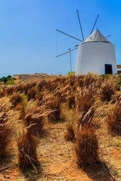麦田与磨房在后面卡斯特罗马林堡村庄在阿尔加维葡萄牙 — 图库照片