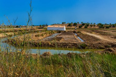  Algarve Portugal.Castro Marim, Portekiz Castro Marim köyde tuz alanlarının görünümü. 