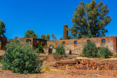 Terk edilmiş benim Minas de Sao Domingos köyü Alentejo Portekiz otellerini göster.
