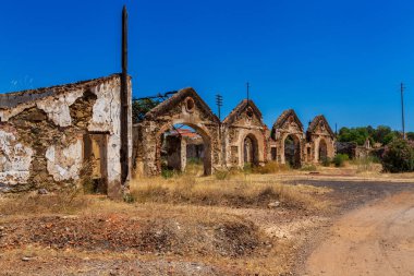 Terk edilmiş benim Minas de Sao Domingos köyü Alentejo Portekiz otellerini göster.