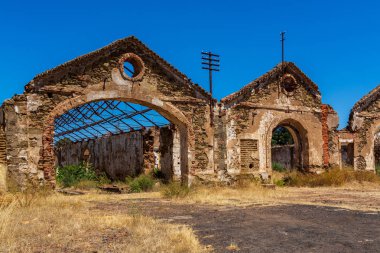 Terk edilmiş benim Minas de Sao Domingos köyü Alentejo Portekiz otellerini göster.