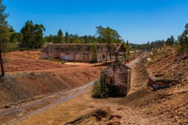 Terk edilmiş benim Minas de Sao Domingos köyü Alentejo Portekiz otellerini göster.