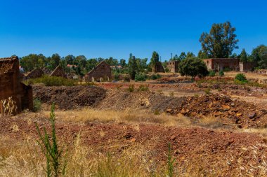 Terk edilmiş benim Minas de Sao Domingos köyü Alentejo Portekiz otellerini göster.