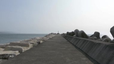 Çimento yapı iskelesi için korumak mavi gökyüzü ile sudan