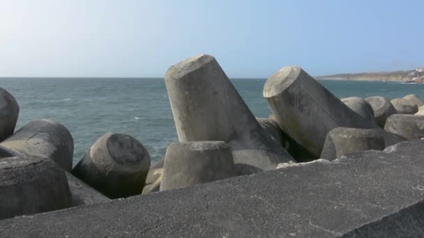 Cement Structuur Pier Voor Beschermen Tegen Het Water Met Blauwe — Stockvideo