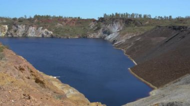 Eski soyunacak görünümünü şimdi doldurmak terkedilmiş suyla benim Minas de Sao Domingos köyü Alentejo Portekiz.