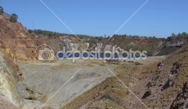 Eski soyunacak görünümünü şimdi doldurmak terkedilmiş suyla benim Minas de Sao Domingos köyü Alentejo Portekiz.