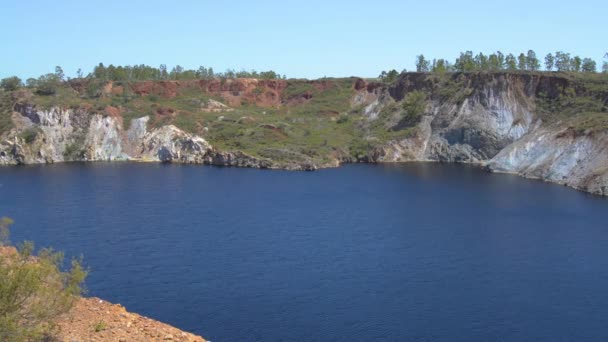Weel のビュー今水でいっぱいの放棄された鉱山ミナス ドミンゴス アレンテージョ ポルトガルの村で — ストック動画
