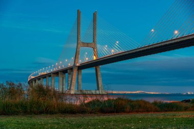 Lizbon'daki Vasco da Gama Köprüsü'nün görünümü