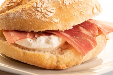 taze peynirli sandviç ile tedavi jambon