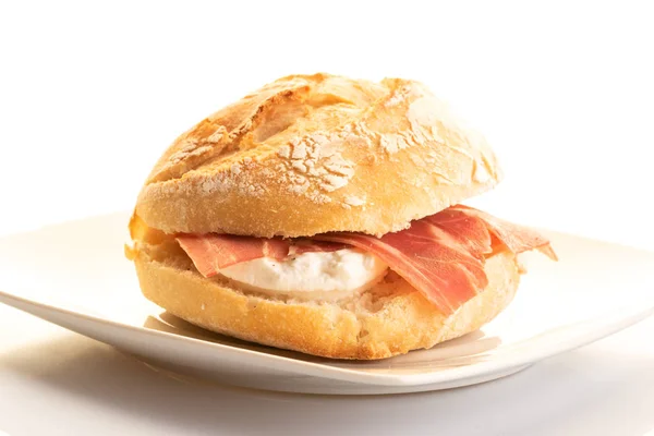 Свежий сэндвич с сыром — стоковое фото