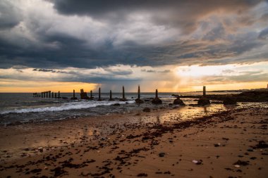 Okyanusun şaşırtıcı hazzy gökyüzünde