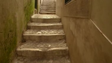 Lizbon Portekiz. 06 Kasım 2018. Lisbon, Alfama Alfama İlçesi'nde dar claustrofobic merdiven Lizbon en eski semtlerinden biridir.