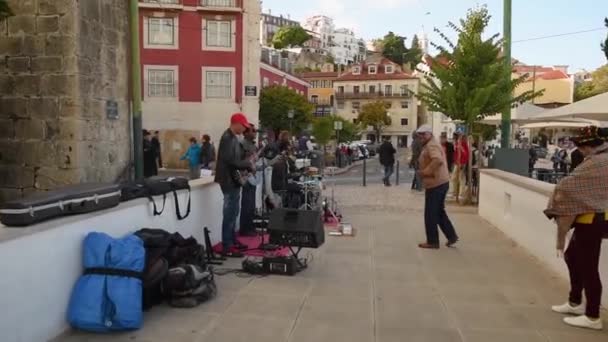 Lisboa Portugal Noviembre 2018 Artistas Callejeros Actuando Mirador Portas Sol — Vídeo de stock