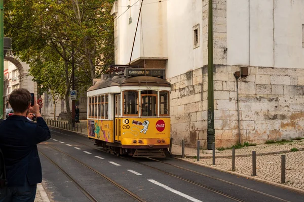 Lisboa Portugal Noviembre 2018 Clásico Tranvía Amarillo Pasando Dowton Lisboa — Foto de Stock