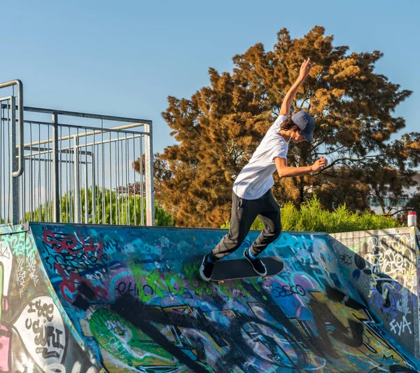 Lisboa Portugal Novembro 2018 Patinador Montando Skate Meio Tubo Parque — Fotografia de Stock