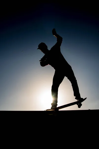 リスボンのスケートパークのハーフパイプでスケートに乗ってスケート選手のシルエット — ストック写真