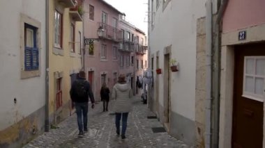 Lizbon Portekiz. 19 Kasım 2018. Lizbon semtinde Kalesi sokaklarında yürüyüş 