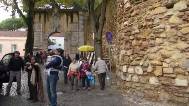 Lizbon Portekiz. 19 Kasım 2018. Lizbon semtinde Kalesi sokaklarında yürüyüş 