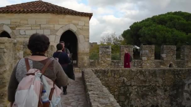 里斯本葡萄牙 2018年11月19日 走在里斯本的圣豪尔赫城堡 — 图库视频影像