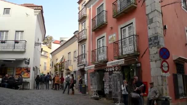 里斯本葡萄牙 2018年11月19日 走在里斯本城堡区的街道上 — 图库视频影像