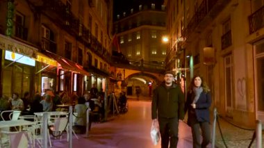 Lizbon Portekiz, 29 Kasım 2018. Lizbon sokakta Cais Sodre pembe