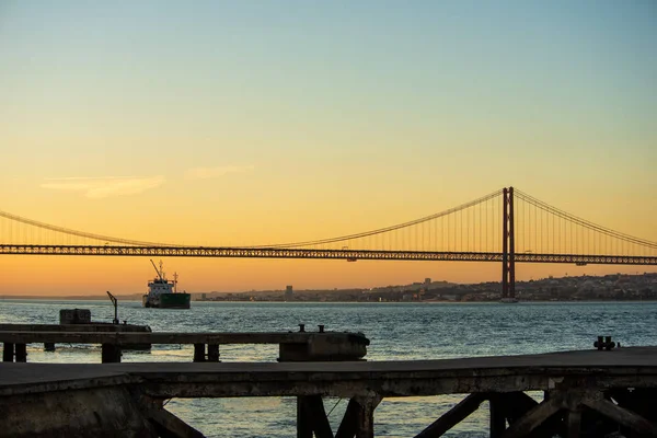 Weergave Van Tejo Brug Lissabon Vanaf Andere Kant Van Rivier — Stockfoto