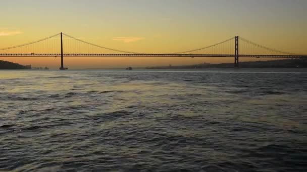 Weergave Van Tejo Brug Lissabon Vanaf Andere Kant Van Rivier — Stockvideo