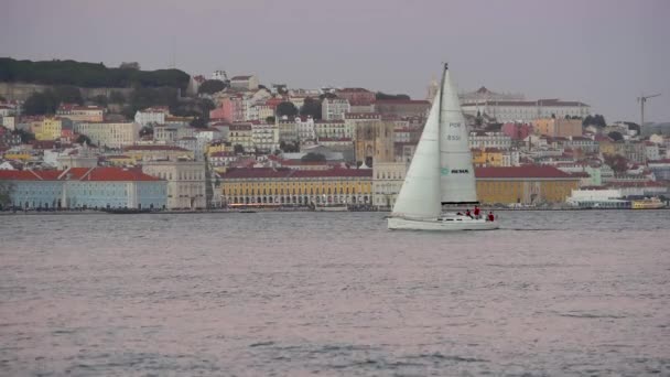 Vista Del Dowton Lisboa Desde Otro Lado Del Río Tejo — Vídeos de Stock