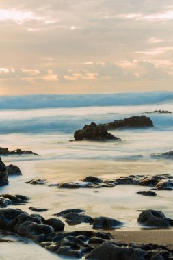 küçük plaj kayalar ve üzerinde kırma okyanus dalgaları