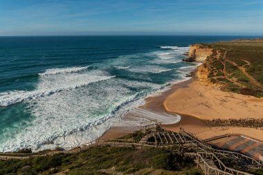  Görünüm Ribeira de Ilhas Beach Ericeira Köyü.