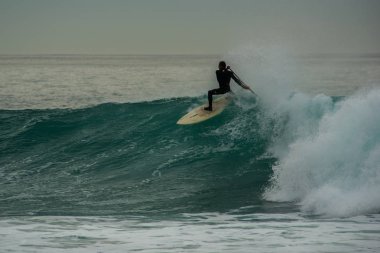 Ericeira Portekiz. 24 Aralık 2018. Ribeira de Ilhas plajında sörfçüler Ericeira köyünde.. 