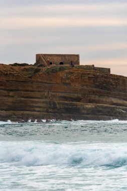  Ribeira de Ilhas sahilindeki Mil Regos Kalesi Ericeira köyünde.. 