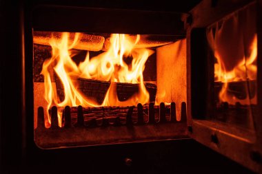 evde yangın ahşap günlükleri bir wodd yanan soba