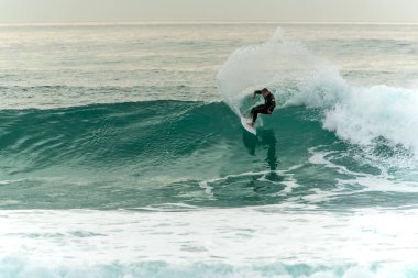 Ericeira Portekiz. 24 Aralık 2018. Ribeira de Ilhas plajında sörfçüler Ericeira köyünde.. 